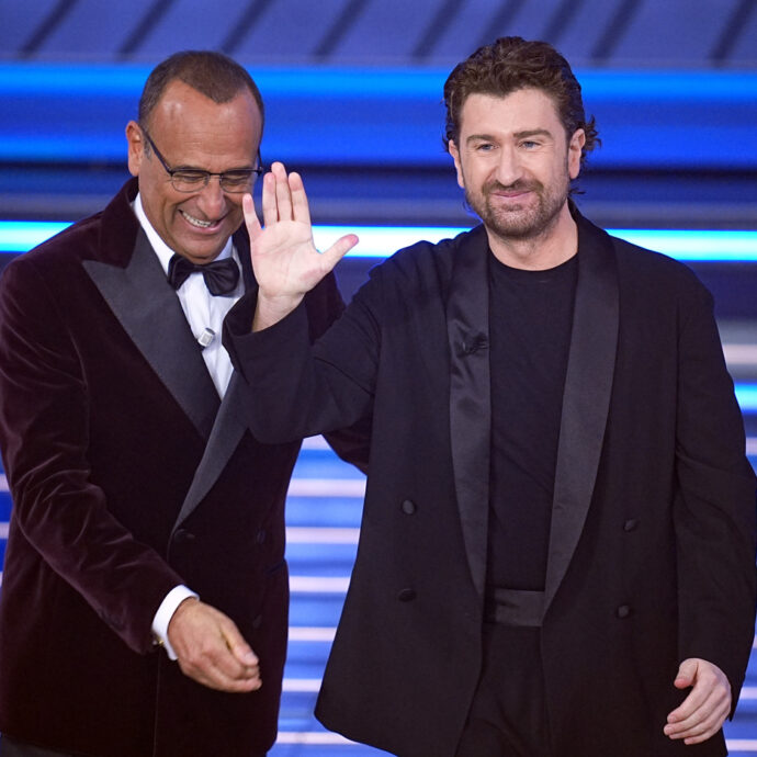 Sanremo 2026, numeri positivi per la serata cover: 10.789.000 telespettatori con il 65,6% di share. Ecco com’era andata lo scorso anno