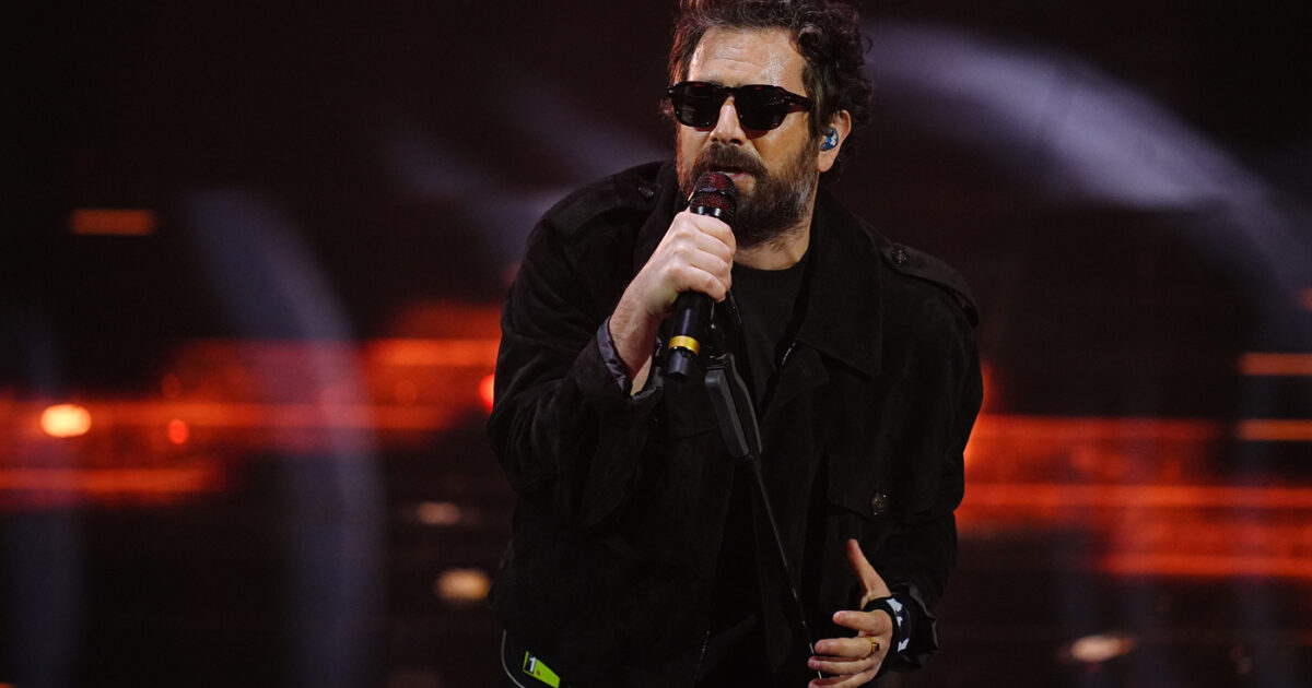 Sanremo 2026, chi vince secondo l’oroscopo: Tommaso Paradiso (Cancro) è il favorito assoluto dalle stelle. Eddie Brock è la sorpresa cosmica, serata in salita per i segni di Fuoco