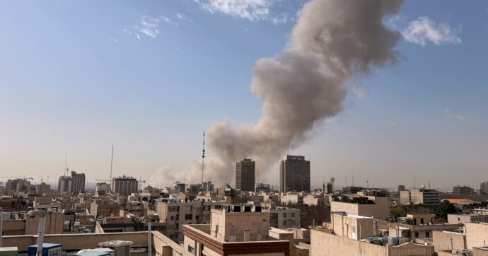 Israele e Usa attaccano l’Iran: “Khamenei probabilmente morto, attesa conferma”. Teheran colpisce le basi americane