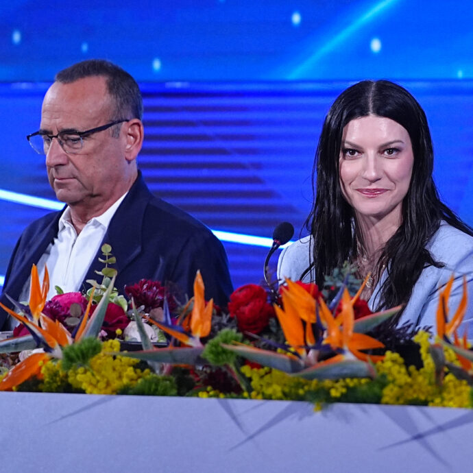 “Gianluca Grignani ha chiesto il mio numero a Carlo Conti? Ce l’ha, non è mai cambiato. Se vuole chiamarmi, io sono qui”: così Laura Pausini