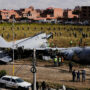 Copertina di Aereo cargo si schianta in Bolivia, almeno 20 morti. Era carico di banconote: caos e saccheggi