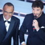 Copertina di Sanremo 2026, la diretta della Finale – Carlo Conti (a sorpresa) incorona Stefano De Martino suo successore: “Testa bassa e pedalare”. Bocelli all’Ariston a cavallo: “Mia antica passione”