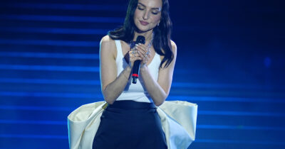 Copertina di “Canzonissima? Ho bisogno di lavorare perché mi autoproduco. Dopo una super litigata con il mio ex fidanzato è nata la canzone ‘Il tuo profumo’”: parla Arisa