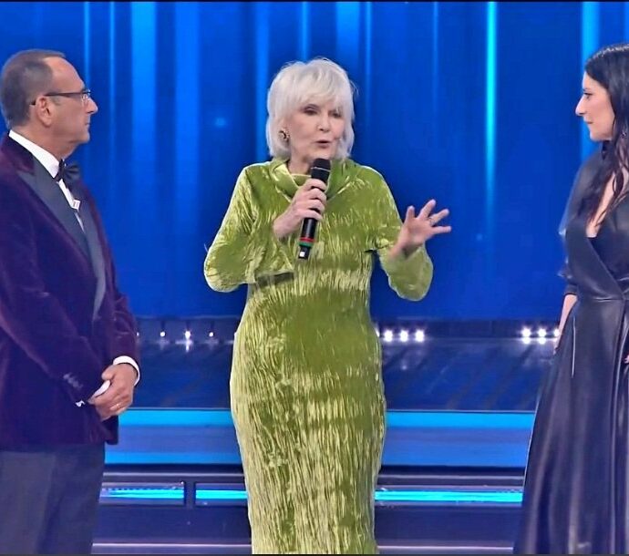 “Giovani, sentitevi liberi dal giudizio”: Caterina Caselli riceve il premio alla carriera a Sanremo 2026