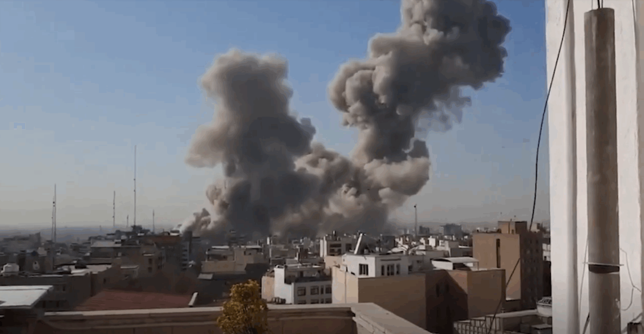 Usa e Israele attaccano l’Iran, sui social le immagini delle esplosioni a Teheran