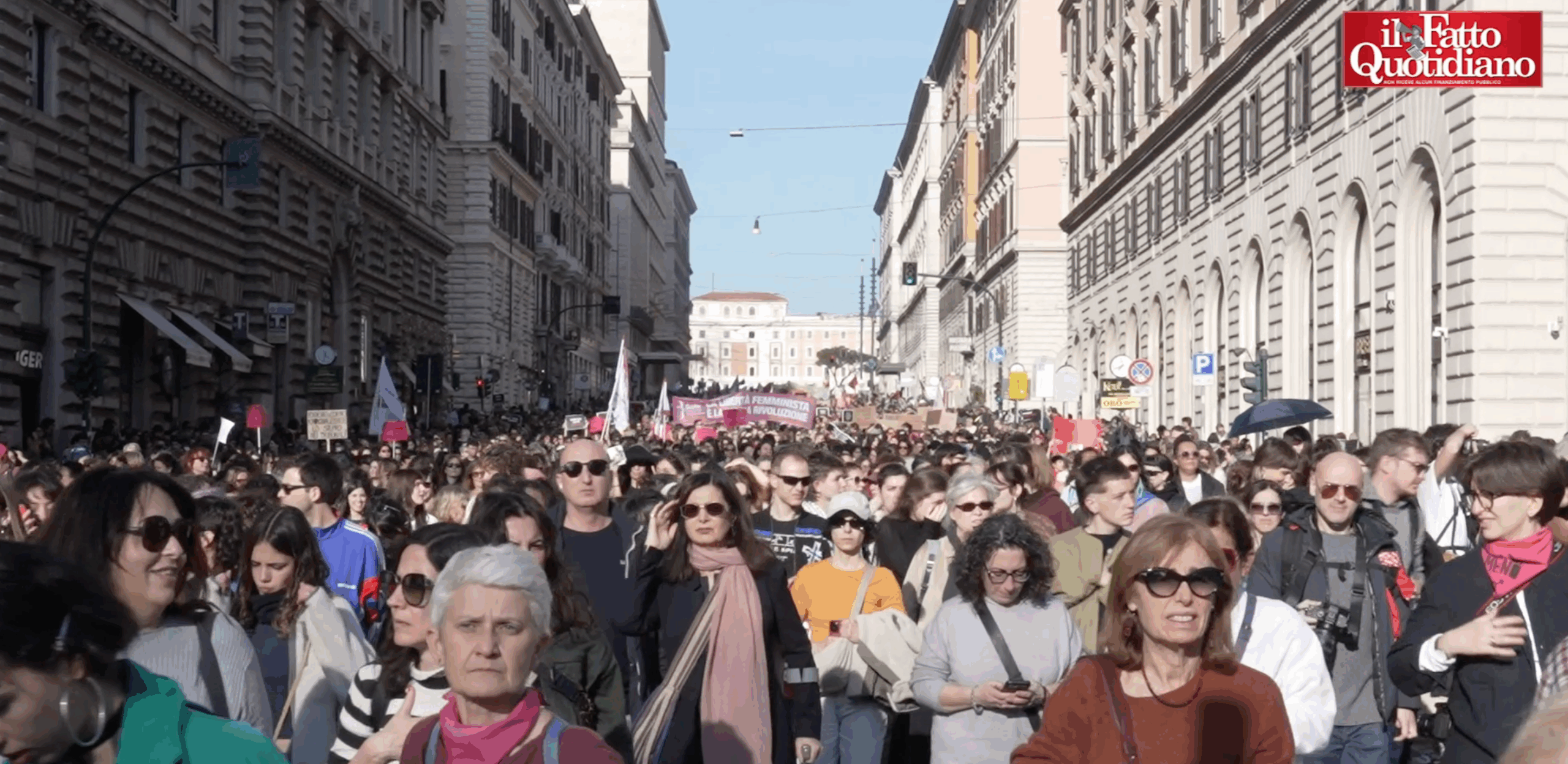 Copertina di Roma, migliaia in corteo contro il Ddl Bongiorno sulla violenza sessuale: “Un tradimento nei confronti delle donne”