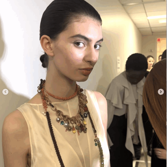 Matilde Lucidi, la figlia di Bianca Balti conquista la Milano Fashion Week mentre la mamma è all’Ariston