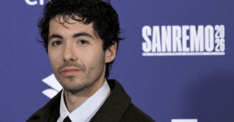 Copertina di Sanremo 2026, Fulminacci: “Sto cercando di sfidare la scaramanzia perché, per esperienza personale, purtroppo, i rituali non funzionano” – IL VIDEO