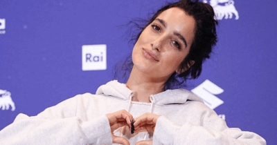 Copertina di Sanremo 2026, Levante: “Il bacio con Gaia? La regia non la sapeva, non l’avevo fatta in prova e nessuno sapeva niente. Strano però che un bacio crei ancora polemiche”