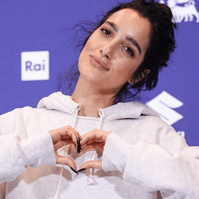 Sanremo 2026, Levante: “Il bacio con Gaia? La regia non la sapeva, non l’avevo fatta in prova e nessuno sapeva niente. Strano però che un bacio crei ancora polemiche”