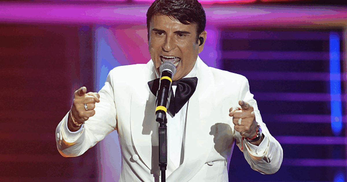 Sal Da Vinci vince Sanremo 2026: tutti conoscono la sua ‘Rossetto e Caffè’ ma il suo debutto sul palco risale al 1976. La sua storia