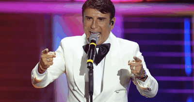 Copertina di Sal Da Vinci vince Sanremo 2026: tutti conoscono la sua ‘Rossetto e Caffè’ ma il suo debutto sul palco risale al 1976. La sua storia