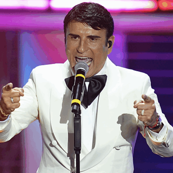 Sal Da Vinci vince Sanremo 2026: tutti conoscono la sua ‘Rossetto e Caffè’ ma il suo debutto sul palco risale al 1976. La sua storia