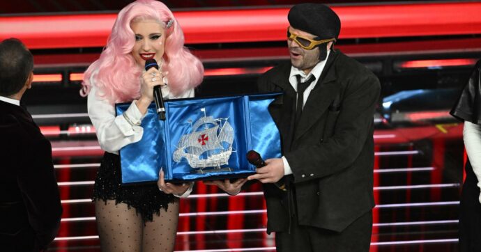 Sanremo, il racconto della quarta serata delle cover: vincono Ditonellapiaga e TonyPitony. Il bacio tra Levante e Gaia, la frecciata di Grignani a Pausini: “C’è il numero di telefono?”