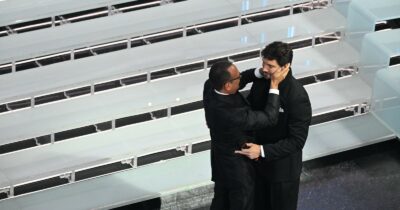 Copertina di Carlo Conti spiazza tutti e ‘passa il testimone’ a Stefano De Martino come prossimo conduttore di Sanremo: “Ti meriti questo e il percorso che stai facendo”