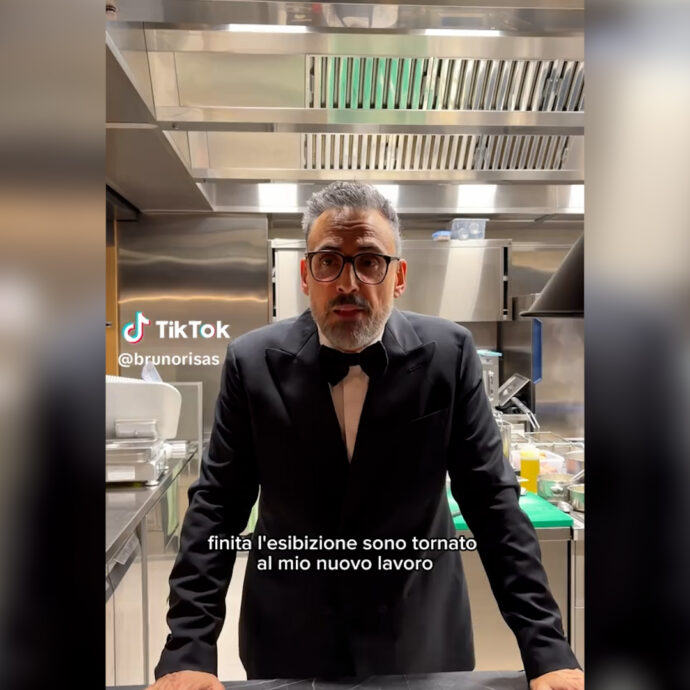 “Dopo questa esibizione è giusto che io cambi carriera”, l’ironia di Brunori dopo l’esibizione a Sanremo. Fan in allarme