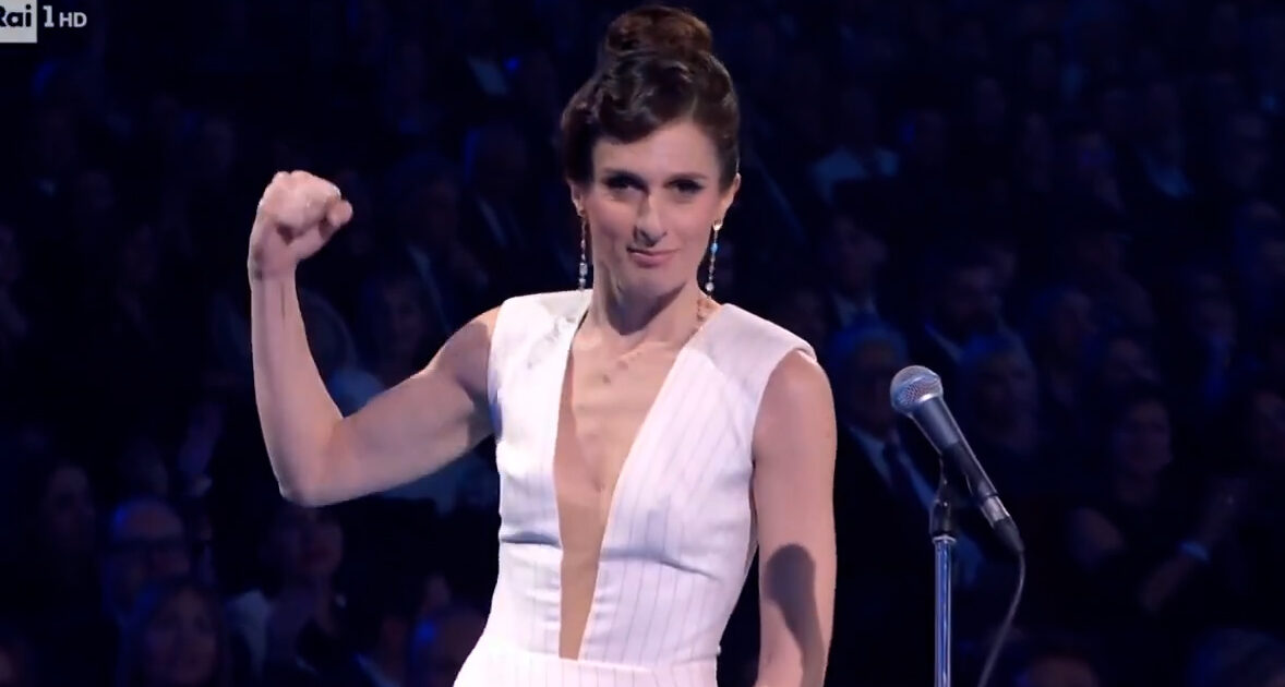 “Chiamami maestra”: Carolina Bubbico chiede a Laura Pausini di usare il genere corretto: applausi a Sanremo. Chi è la direttrice d’orchestra “Chiamami maestra”: Carolina Bubbico chiede a Laura Pausini di usare il genere corretto: applausi a Sanremo. Chi è la direttrice d’orchestra