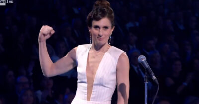 Copertina di “Chiamami maestra”: Carolina Bubbico chiede a Laura Pausini di usare il genere corretto: applausi a Sanremo. Chi è la direttrice d’orchestra