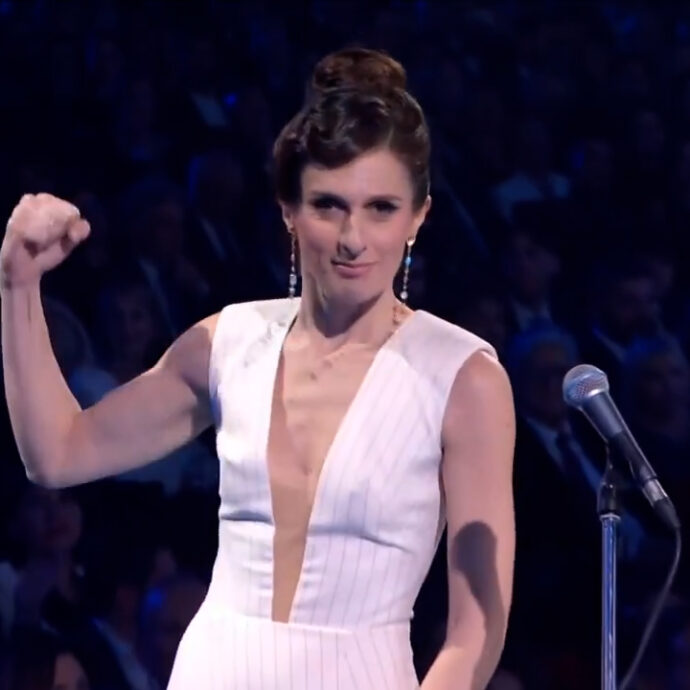 “Chiamami maestra”: Carolina Bubbico chiede a Laura Pausini di usare il genere corretto: applausi a Sanremo. Chi è la direttrice d’orchestra