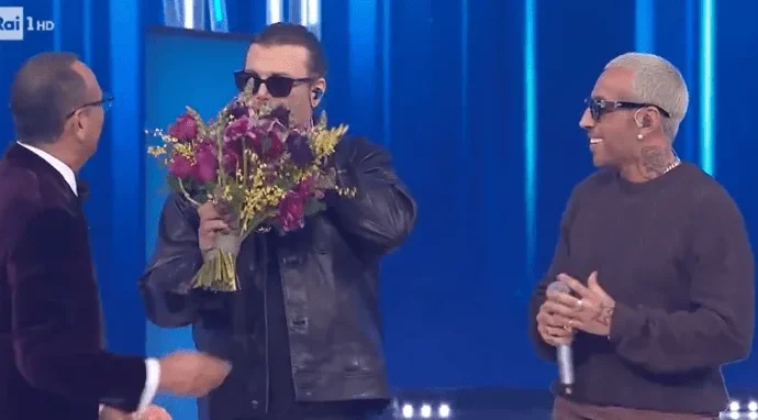 “C’è anche il numero di Laura Pausini dentro i fiori? Così la posso chiamare”: gelo in diretta dopo la stoccata di Gianluca Grignani, Carlo Conti reagisce così