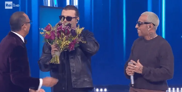 “C’è anche il numero di Laura Pausini dentro i fiori? Così la posso chiamare”: gelo in diretta dopo la stoccata di Gianluca Grignani, Carlo Conti reagisce così