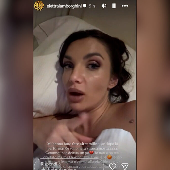 Elettra Lamborghini delusa dopo la serata cover: “Tutti amici amici poi ti rubano la bici”. E va a dormire munita di tappi: “Sono nera”