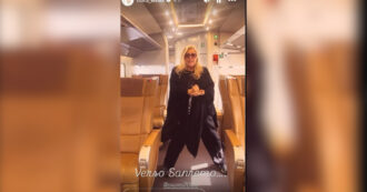 Copertina di Mara Venier in viaggio verso Sanremo si scatena sulle note di Sal Da Vinci. E il cantante condivide il balletto – Video