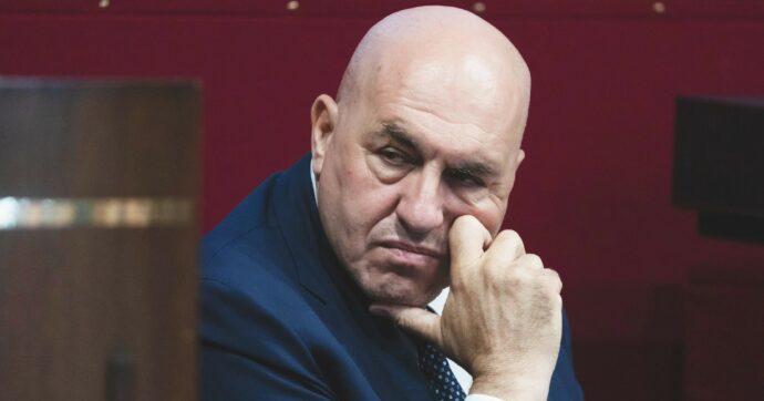 Attacco all’Iran, il caso Crosetto. Resta bloccato a Dubai: era partito venerdì