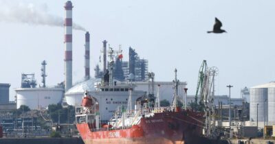Copertina di Attacco all’Iran, il petrolio al decollo: ieri rincari del 13% E i mercati temono la chiusura di Hormuz
