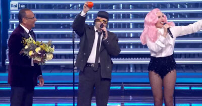 Copertina di “Caco sul palco di Sanremo”: Tony Pitony mantiene la promessa. Cosa c’è dietro il gesto del cantante che ha vinto la serata cover con Ditonellapiaga