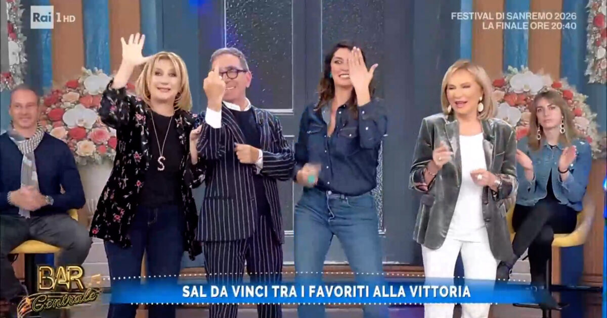 A Bar Centrale ballano Per sempre sì di Sal Da Vinci ma Pino Strabioli sbaglia dito e parte il medio: la gaffe in diretta su Rai 1