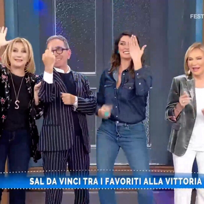 A Bar Centrale ballano Per sempre sì di Sal Da Vinci ma Pino Strabioli sbaglia dito e parte il medio: la gaffe in diretta su Rai 1