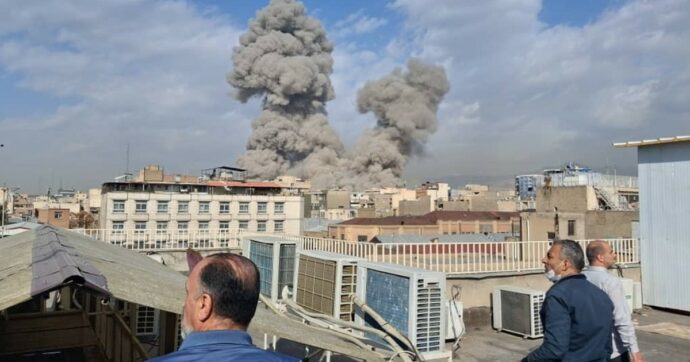 Tel Aviv e Usa attaccano l’Iran. Trump: “Non avrà il nucleare”. Teheran: “La nostra risposta sarà schiacciante”. Idf: missili dei pasdaran su Israele