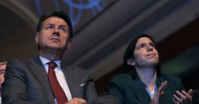 Copertina di Crosetto bloccato a Dubai, Conte e Schlein: “Meloni non sapeva dell’attacco all’Iran, altro che amicizia con Trump”