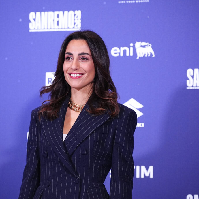 “Non sono caduta dalle scale, è la cosa più rilevante. Ora torno al Tg1 e alla guerra”: così Giorgia Cardinaletti dopo Sanremo 2026