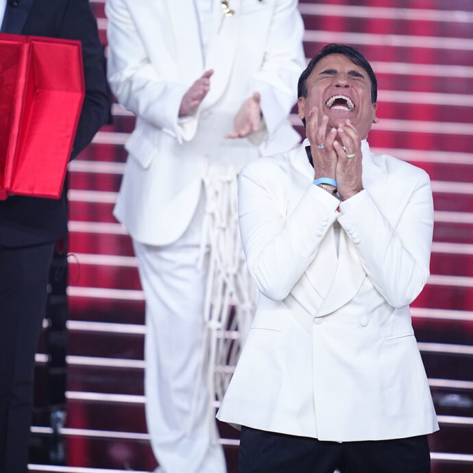 Sal Da Vinci non trattiene le lacrime: “Non capisco niente”. Le parole dopo la vittoria di Sanremo 2026