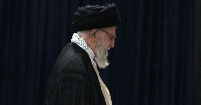 L’Iran conferma la morte di Khamenei. Nuovi raid di Israele su Teheran: attaccata la tv. Pezeshkian: “Guerra all’Islam, ora vendetta”. Trump: “Reagiremo”