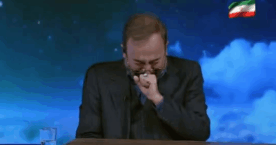 Copertina di Il conduttore della tv iraniana dà l’annuncio della morte di Khamenei e scoppia in lacrime