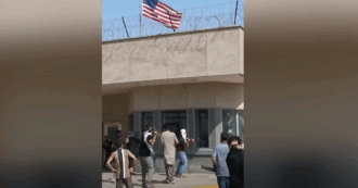 Copertina di Pakistan, manifestanti assaltano il consolato Usa dopo l’uccisione di Khamenei: 9 morti e 32 feriti