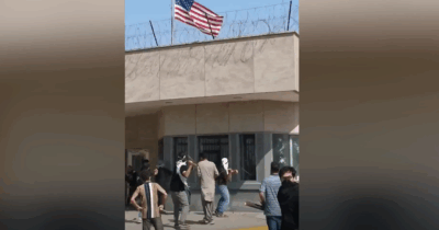 Copertina di Pakistan, manifestanti assaltano il consolato Usa dopo l’uccisione di Khamenei: 9 morti e 32 feriti