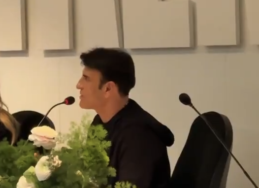 “Io non parlo solo di matrimoni e famiglie tradizionali. Due persone insieme che fanno un viaggio, o meglio si promettono, per me è già famiglia”: così Sal Da Vinci su “Per sempre sì”