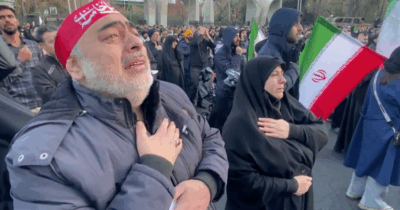 Copertina di Teheran, migliaia di sostenitori della Repubblica islamica in piazza dopo l’uccisione di Khamenei