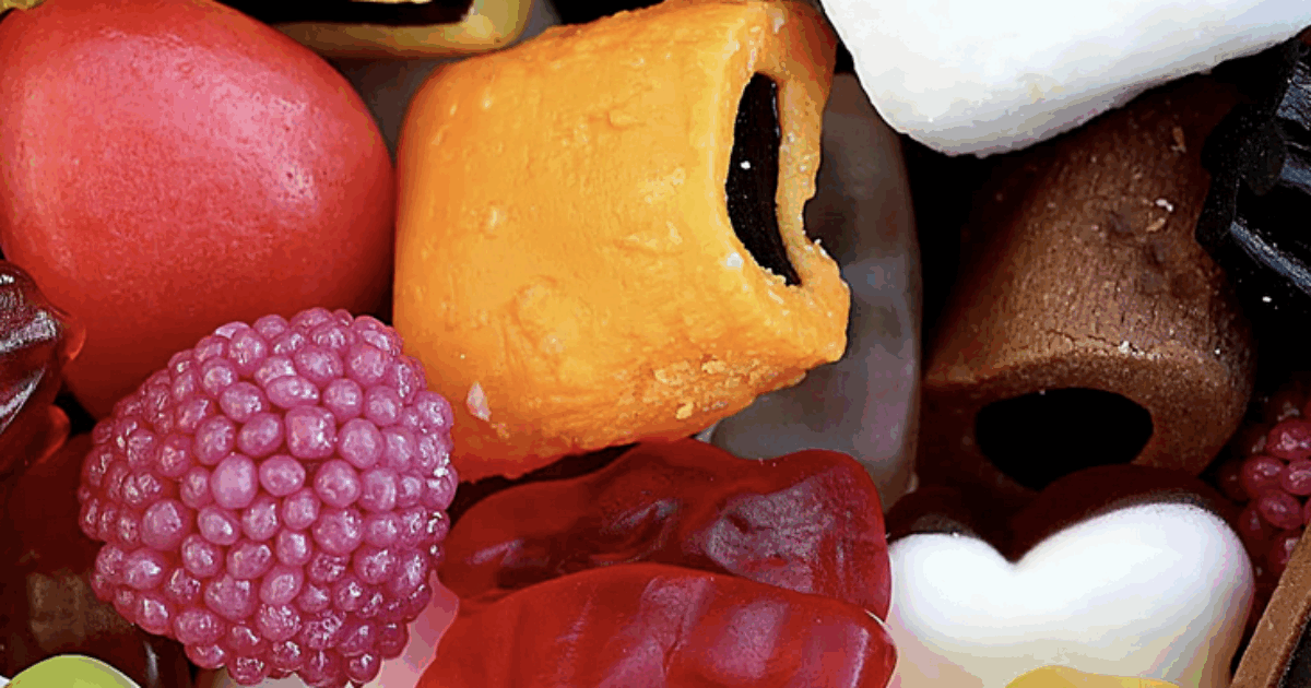 Papà va a prendere i figli dalla ex moglie e si accorge che sono “in stato confusionale, ridacchiano, hanno sonnolenza e fame anomala”: la mamma dava loro caramelle alla cannabis per “avere tempo per sé”. Condannata