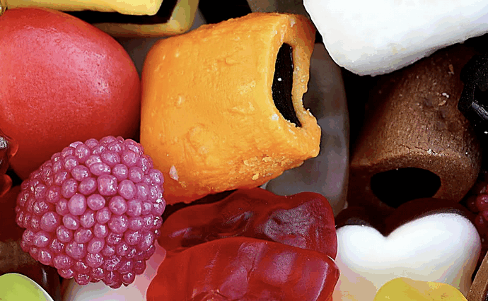 Papà va a prendere i figli dalla ex moglie e si accorge che sono “in stato confusionale, ridacchiano, hanno sonnolenza e fame anomala”: la mamma dava loro caramelle alla cannabis per “avere tempo per sé”. Condannata