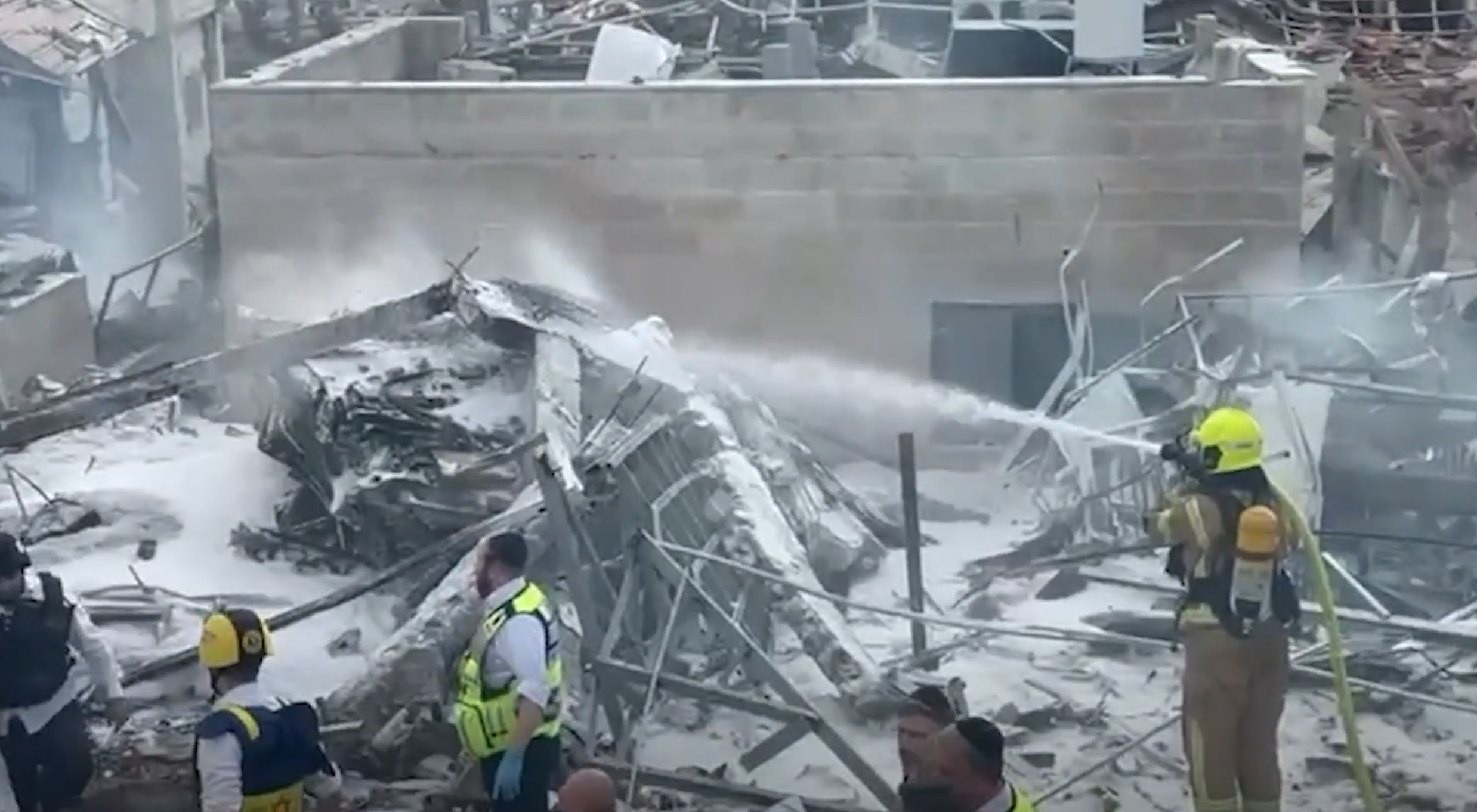 Israele, missile iraniano su un’abitazione a Beit Shemesh: nove morti. Si cercano le vittime sotto le macerie Israele, missile iraniano su un’abitazione a Beit Shemesh: nove morti. Si cercano le vittime sotto le macerie