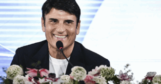 Copertina di Sanremo 2026, Sal Da Vinci: “Ho tenuto la mano di Sayf perché l’ho sentito come un figlio. Il primo posto lo dedico a Geolier, stacco un pezzo del mio premio e glielo do”