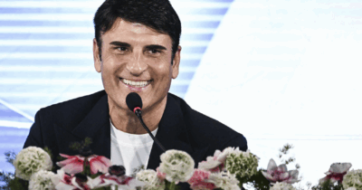 Copertina di Sanremo 2026, Sal Da Vinci: “Ho tenuto la mano di Sayf perché l’ho sentito come un figlio. Il primo posto lo dedico a Geolier, stacco un pezzo del mio premio e glielo do”