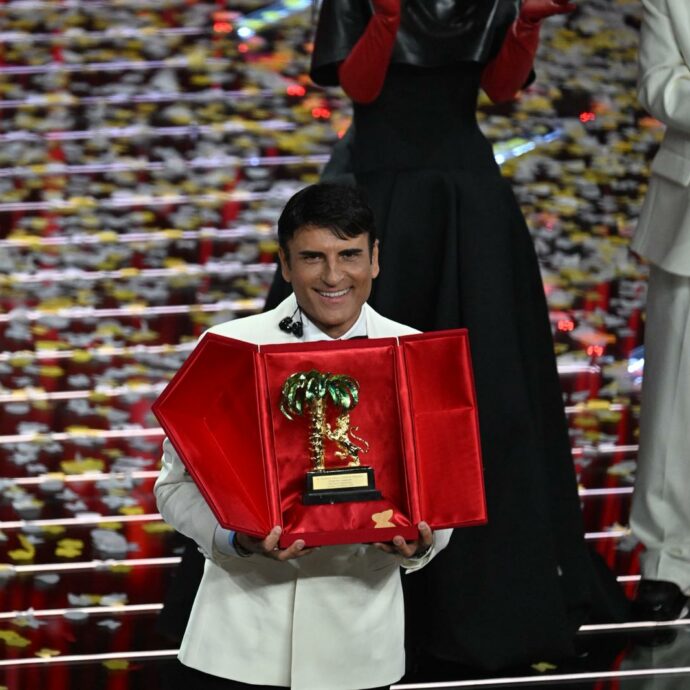 Sanremo 2026, vince Sal Da Vinci con “Per sempre sì”. Carlo Conti incorona Stefano De Martino nuovo conduttore e direttore artistico. Il racconto della Finale