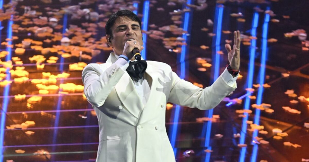 Sanremo 2026, Sal Da Vinci vince con “Per sempre sì”. La nascita a New York, il cinema con Verdone e l’esibizione per papa Giovanni Paolo II: la sua storia