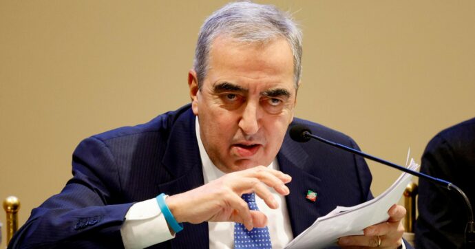 Gasparri contro Scanzi. E sulla rete lo sbeffeggiano